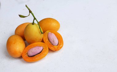 op view ve düz taze taze tatlı tatlı Marian erik erik yığını Tayland meyvesi yalıtılmış beyaz bir zemin üzerinde (mayongchid maprang Marian erik ve erik mango, Tayland). Tayland 'ın sağlıklı meyveleri