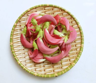 Yakından ve yukarıdan bakıldığında güzel bir çiçek kırmızısı taze organik (sesbania grandiflora), sinekkuşu, sesban, flamingo gaga ağacı küçük bir bacaklı ağaçtır.