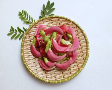 Yakından ve yukarıdan bakıldığında güzel bir çiçek kırmızısı taze organik (sesbania grandiflora), sinekkuşu, sesban, flamingo gaga ağacı küçük bir bacaklı ağaçtır.