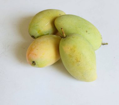 taze sarı olgun organik mango altın, mango nam dok mai mango, barakuda mango, (Mangifera indica Linn) meyve kralı .tropikal egzotik meyve ve sağlıklı meyve