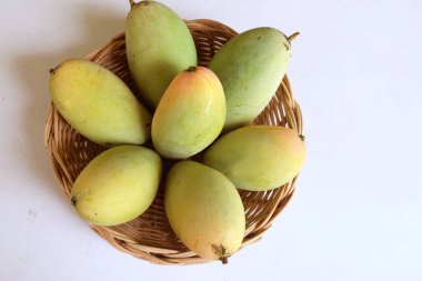 taze sarı olgun organik mango altın, mango nam dok mai mango, barakuda mango, (Mangifera indica Linn) yaprakların kralı hasır baskında tropikal egzotik meyve ve sağlıklı meyve