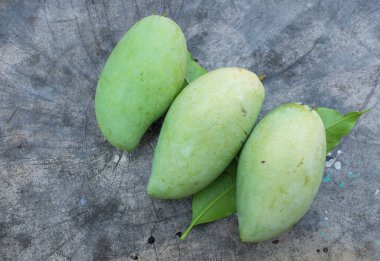 taze çiğ organik mango altın, mango nam dok mai mango, barakuda mango, (Mangifera indica Linn) tahta tahtada yaprak izole edilmiş meyve kralı. Tropikal egzotik meyve ve sağlıklı meyve