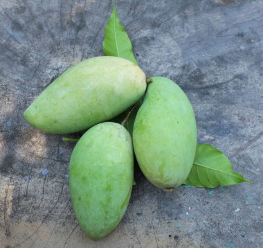taze çiğ organik mango altın, mango nam dok mai mango, barakuda mango, (Mangifera indica Linn) tahta tahtada yaprak izole edilmiş meyve kralı. Tropikal egzotik meyve ve sağlıklı meyve