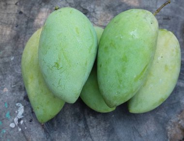 taze çiğ organik mango altın, mango nam dok mai mango, barakuda mango, (Mangifera indica Linn) tahta tahtada yaprak izole edilmiş meyve kralı. Tropikal egzotik meyve ve sağlıklı meyve