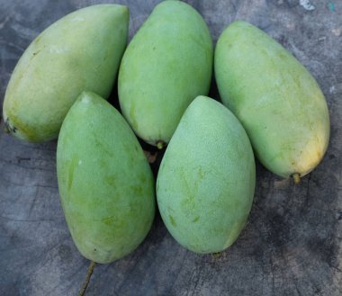 taze çiğ organik mango altın, mango nam dok mai mango, barakuda mango, (Mangifera indica Linn) tahta tahtada yaprak izole edilmiş meyve kralı. Tropikal egzotik meyve ve sağlıklı meyve