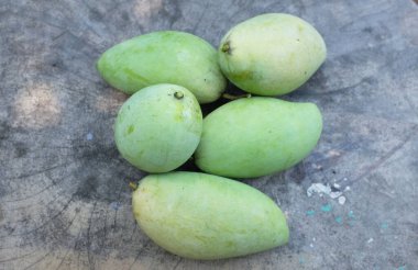 taze çiğ organik mango altın, mango nam dok mai mango, barakuda mango, (Mangifera indica Linn) tahta tahtada yaprak izole edilmiş meyve kralı. Tropikal egzotik meyve ve sağlıklı meyve