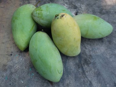 taze çiğ organik mango altın, mango nam dok mai mango, barakuda mango, (Mangifera indica Linn) tahta tahtada yaprak izole edilmiş meyve kralı. Tropikal egzotik meyve ve sağlıklı meyve