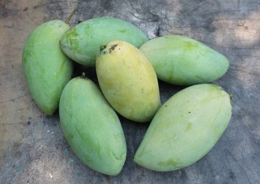 taze çiğ organik mango altın, mango nam dok mai mango, barakuda mango, (Mangifera indica Linn) tahta tahtada yaprak izole edilmiş meyve kralı. Tropikal egzotik meyve ve sağlıklı meyve