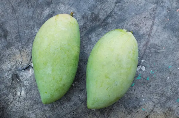 taze çiğ organik mango altın, mango nam dok mai mango, barakuda mango, (Mangifera indica Linn) tahta tahtada yaprak izole edilmiş meyve kralı. Tropikal egzotik meyve ve sağlıklı meyve