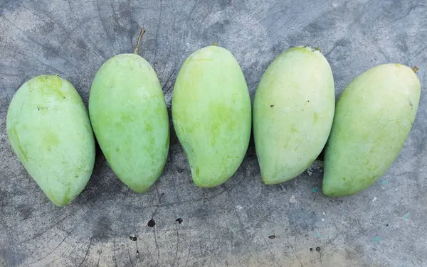 taze çiğ organik mango altın, mango nam dok mai mango, barakuda mango, (Mangifera indica Linn) tahta tahtada yaprak izole edilmiş meyve kralı. Tropikal egzotik meyve ve sağlıklı meyve