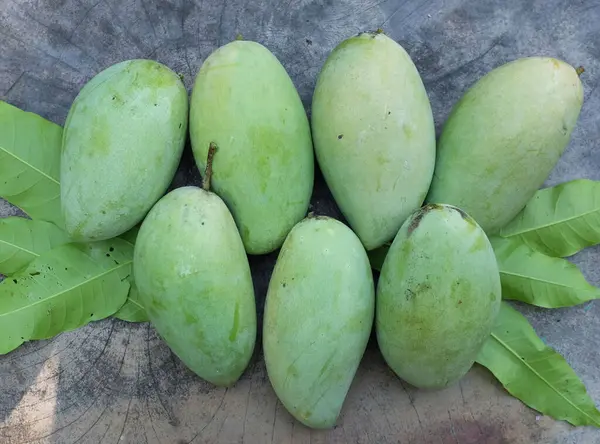 taze çiğ organik mango altın, mango nam dok mai mango, barakuda mango, (Mangifera indica Linn) tahta tahtada yaprak izole edilmiş meyve kralı. Tropikal egzotik meyve ve sağlıklı meyve