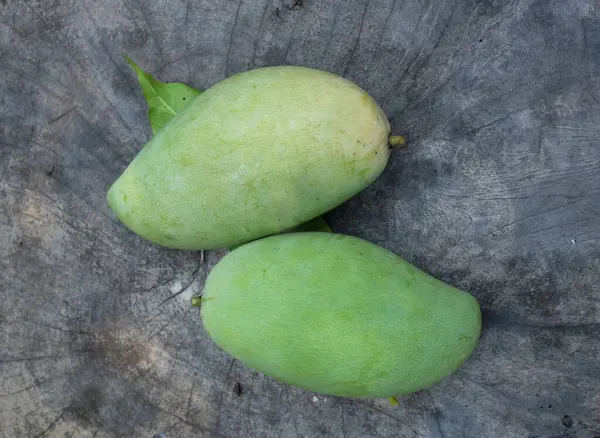 taze çiğ organik mango altın, mango nam dok mai mango, barakuda mango, (Mangifera indica Linn) tahta tahtada yaprak izole edilmiş meyve kralı. Tropikal egzotik meyve ve sağlıklı meyve