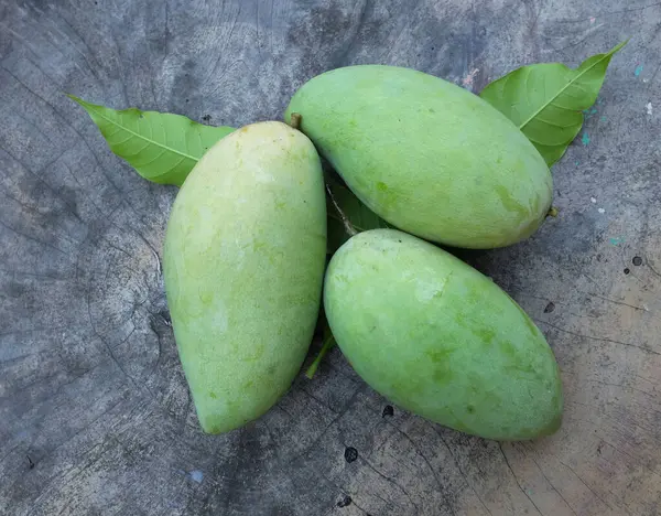 taze çiğ organik mango altın, mango nam dok mai mango, barakuda mango, (Mangifera indica Linn) tahta tahtada yaprak izole edilmiş meyve kralı. Tropikal egzotik meyve ve sağlıklı meyve