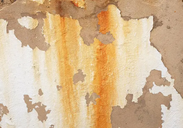 Üst manzara boş kare kare fotoğraf eski, paslı beyaz duvar, tuzlu suya maruz kalmaktan kahverengimsi pas. Metal yüzey lekeleri paslanmış. Paslı aşınma. tasarım için grunge boş tahta arkaplanı