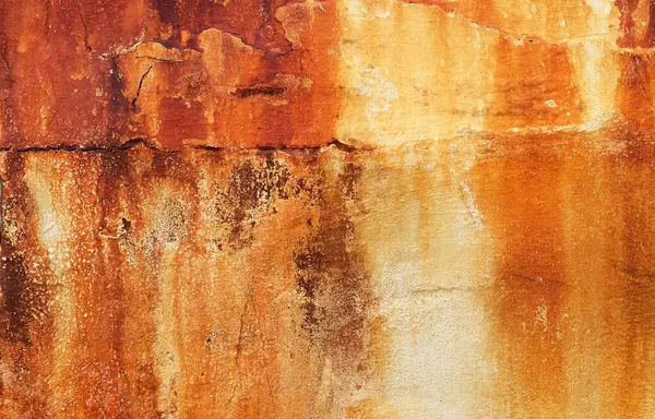 Üst manzara boş kare kare fotoğraf eski, paslı beyaz duvar, tuzlu suya maruz kalmaktan kahverengimsi pas. Metal yüzey lekeleri paslanmış. Paslı aşınma. tasarım için grunge boş tahta arkaplanı