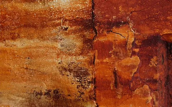 Üst manzara boş kare kare fotoğraf eski, paslı beyaz duvar, tuzlu suya maruz kalmaktan kahverengimsi pas. Metal yüzey lekeleri paslanmış. Paslı aşınma. tasarım için grunge boş tahta arkaplanı