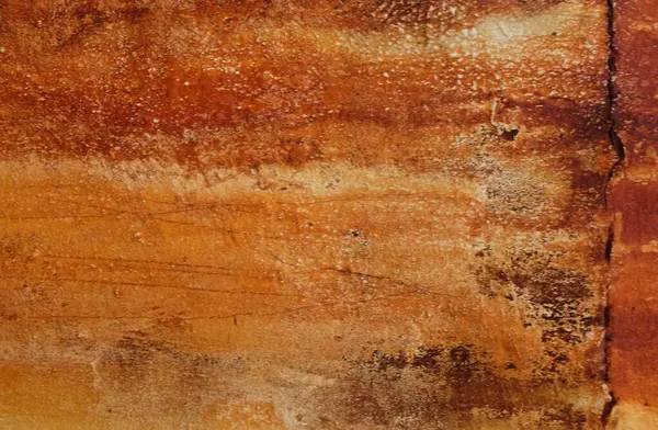 Üst manzara boş kare kare fotoğraf eski, paslı beyaz duvar, tuzlu suya maruz kalmaktan kahverengimsi pas. Metal yüzey lekeleri paslanmış. Paslı aşınma. tasarım için grunge boş tahta arkaplanı