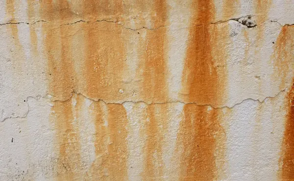 Üst manzara boş kare kare fotoğraf eski, paslı beyaz duvar, tuzlu suya maruz kalmaktan kahverengimsi pas. Metal yüzey lekeleri paslanmış. Paslı aşınma. tasarım için grunge boş tahta arkaplanı