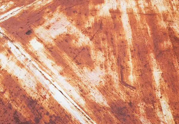 Üst manzara boş kare çerçeve fotoğrafı eski, paslı paslı arka plan, e 'den gelen kahverengimsi pas. Beyaz arka planda pas lekeleri. Metal yüzey paslanmış lekeler. Paslı aşınma. tasarım için grunge boş tahta arkaplanı