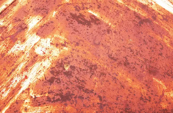 Üst manzara boş kare çerçeve fotoğrafı eski, paslı paslı arka plan, e 'den gelen kahverengimsi pas. Beyaz arka planda pas lekeleri. Metal yüzey paslanmış lekeler. Paslı aşınma. tasarım için grunge boş tahta arkaplanı