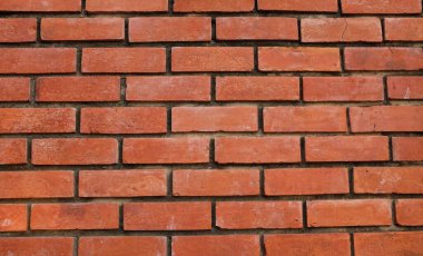 Turuncu duvara kırmızı boya sıçramış, kırmızı taş blokların zemini, eski tuğla duvarın arka planı, eski tuğla evin arka planı, kırmızı tuğla arka plan dokusu ve deseni. Tasarım için boş alan 