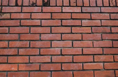 Turuncu duvara kırmızı boya sıçramış, kırmızı taş blokların zemini, eski tuğla duvarın arka planı, eski tuğla evin arka planı, kırmızı tuğla arka plan dokusu ve deseni. Tasarım için boş alan 