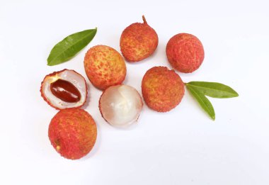 Yığınla taze taze, sulu kırmızı liçi, litçi, liçi meyveleri (litchi chinensis sonn). Tüm liçi ve ikiye bölünmüş yeşil yaprak beyaz bir zemin üzerinde izole edilmiş.