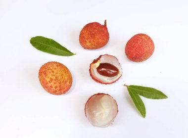 Yığınla taze taze, sulu kırmızı liçi, litçi, liçi meyveleri (litchi chinensis sonn). Tüm liçi ve ikiye bölünmüş yeşil yaprak beyaz bir zemin üzerinde izole edilmiş.