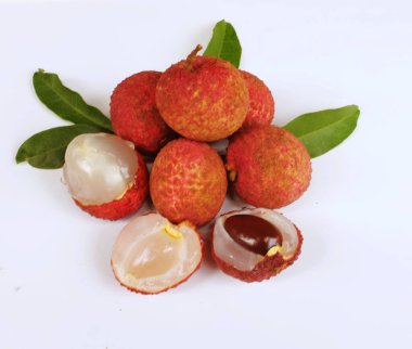 Yığınla taze taze, sulu kırmızı liçi, litçi, liçi meyveleri (litchi chinensis sonn). Tüm liçi ve ikiye bölünmüş yeşil yaprak beyaz bir zemin üzerinde izole edilmiş.