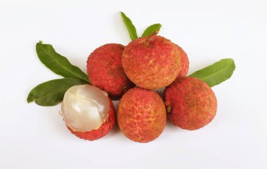 Yığınla taze taze, sulu kırmızı liçi, litçi, liçi meyveleri (litchi chinensis sonn). Tüm liçi ve ikiye bölünmüş yeşil yaprak beyaz bir zemin üzerinde izole edilmiş.