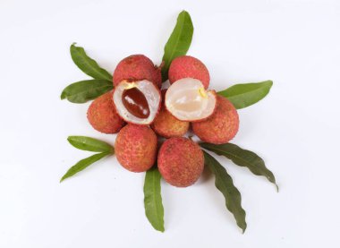 Yığınla taze taze, sulu kırmızı liçi, litçi, liçi meyveleri (litchi chinensis sonn). Tüm liçi ve ikiye bölünmüş yeşil yaprak beyaz bir zemin üzerinde izole edilmiş.