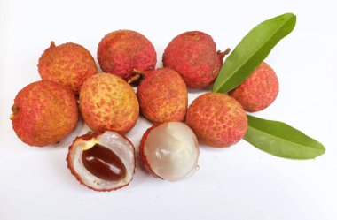 Taze taze tatlı sulu kırmızı liçi, litçi, liçi meyveleri (litchi chinensis sonn.) Tüm liçi ve ikiye bölünmüş yeşil yaprak beyaz bir zemin üzerinde izole edilmiş.