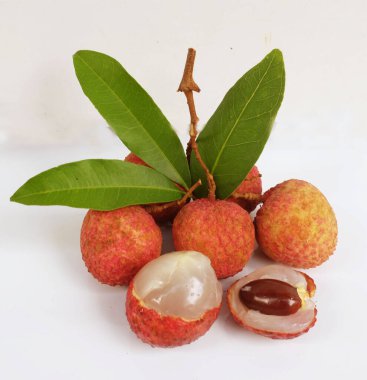 Taze taze tatlı sulu kırmızı liçi, litçi, liçi meyveleri (litchi chinensis sonn.) Tüm liçi ve ikiye bölünmüş yeşil yaprak beyaz bir zemin üzerinde izole edilmiş.