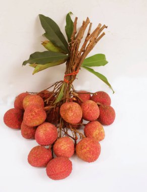 Taze taze tatlı sulu kırmızı liçi, litçi, liçi meyveleri (litchi chinensis sonn.) Tüm liçi ve ikiye bölünmüş yeşil yaprak beyaz bir zemin üzerinde izole edilmiş.