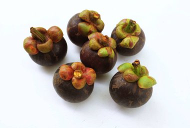 Taze taze tatlı sulu beyaz segmentler mangosteen meyveler (Garcinia mangostana L.) Tüm mangosteen ve yarım kesilmiş olarak bilinen Meyve Kraliçesi beyaz bir zemin üzerinde izole