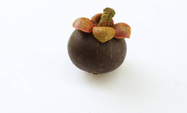 Taze taze tatlı sulu beyaz segmentler mangosteen meyveler (Garcinia mangostana L.) Tüm mangosteen ve yarım kesilmiş olarak bilinen Meyve Kraliçesi beyaz bir zemin üzerinde izole