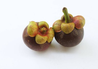 Taze taze tatlı sulu beyaz segmentler mangosteen meyveler (Garcinia mangostana L.) Tüm mangosteen ve yarım kesilmiş olarak bilinen Meyve Kraliçesi beyaz bir zemin üzerinde izole