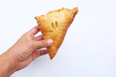 Asyalı bir kadının ellerinde, beyaz bir arka planda izole edilmiş üçgen tavuklu turta..