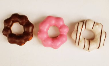 Renkli çörek seti, çörek resmi koleksiyonu. çeşitli tipte donutlar jöle ve çikolata, süt, Tayland çayı, yeşil çay, Starberry izolasyonu beyaz arka planda