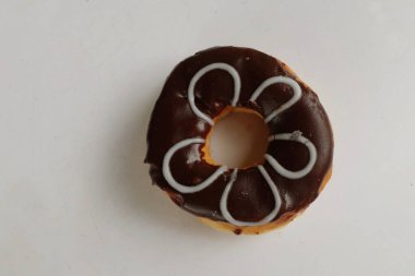 Renkli çörek seti, çörek resmi koleksiyonu. çeşitli tipte donutlar jöle ve çikolata, süt, Tayland çayı, yeşil çay, Starberry izolasyonu beyaz arka planda