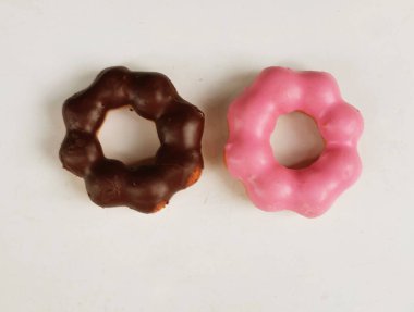 Renkli çörek seti, çörek resmi koleksiyonu. çeşitli tipte donutlar jöle ve çikolata, süt, Tayland çayı, yeşil çay, Starberry izolasyonu beyaz arka planda