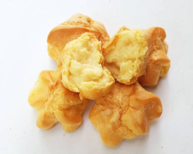 Taze ev yapımı pasta, taze pişmiş kremalı pasta, choux kreması, beyaz arka planda izole edilmiş profiterol.