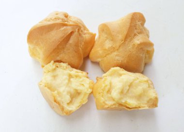 Taze ev yapımı pasta, taze pişmiş kremalı pasta, choux kreması, beyaz arka planda izole edilmiş profiterol.
