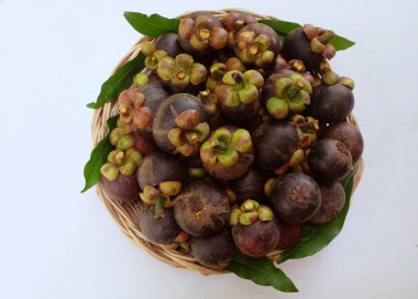 Taze, sulu, sulu, mangosteen meyveleri (Garcinia mangostana L.) Tüm mangosteen ve ikiye bölünmüş 