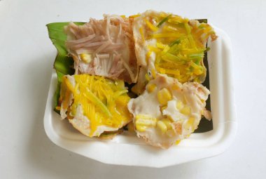 Hindistan cevizli pirinç sütlü krep. (khanom khrok) Tayland hindistancevizli puding ile malzemeler taze soğan, taro, haşlanmış mısır Thai tatlısı, muz yaprağında tatlı yemek düzenleme beyaz köpük kutusunda