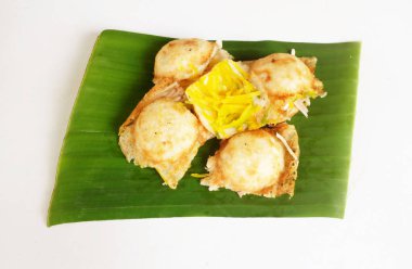 Hindistan cevizli pirinç sütlü krep. (khanom khrok) Tayland hindistancevizli puding ile malzemeler taze soğan, taro, haşlanmış mısır Thai tatlı, muz yaprağı üzerinde tatlı yemek düzenleme