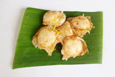 Hindistan cevizli pirinç sütlü krep. (khanom khrok) Tayland hindistancevizli puding ile malzemeler taze soğan, taro, haşlanmış mısır Thai tatlı, muz yaprağı üzerinde tatlı yemek düzenleme