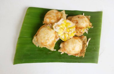 Hindistan cevizli pirinç sütlü krep. (khanom khrok) Tayland hindistancevizli puding ile malzemeler taze soğan, taro, haşlanmış mısır Thai tatlı, muz yaprağı üzerinde tatlı yemek düzenleme