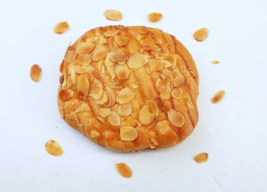 Lezzetli, tatlı ve sulu ev yapımı hamur işi. Dilimlenmiş badem ve şeker jöleli taze ekmek rulosu. Badem ezmeli çörek.