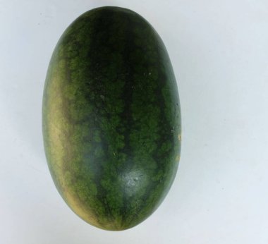 Bir dilim olgun sulu karpuzu (citrullus lanatus) beyaz arka planda izole et. Yaz için sağlıklı taze meyve.